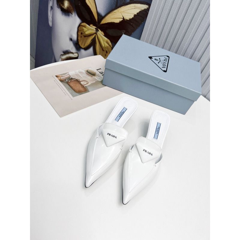 Pra*a logo patent leather pointy toe mule in white