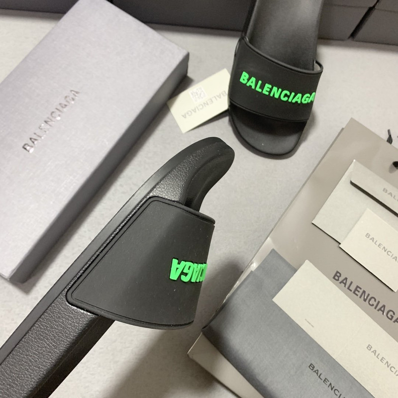 Ba*len*cia*ga 3d logo pool slides green black