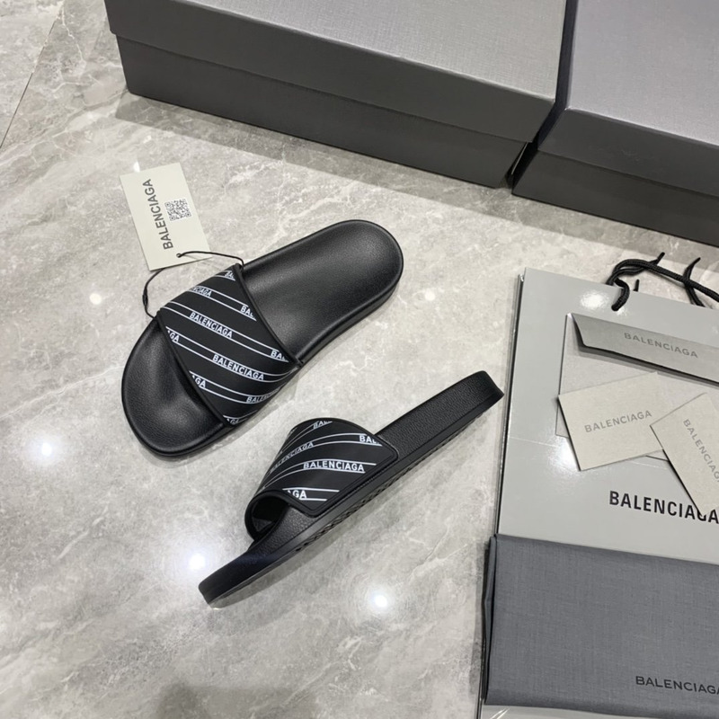 Ba*len*cia*ga black logo pool slides in grain rubber
