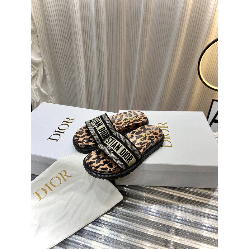 ch**an D*or dway slide