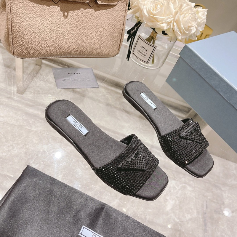 pra*a Di*m*nd slides black