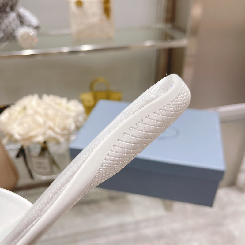 pra*a Di*m*nd slides white