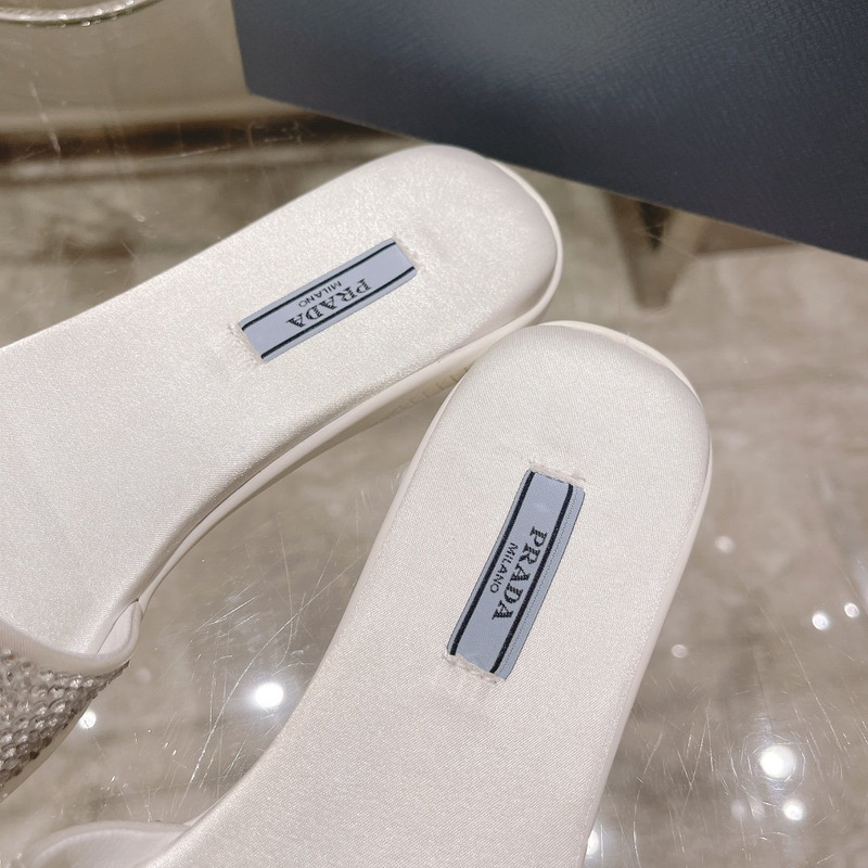 pra*a Di*m*nd slides white