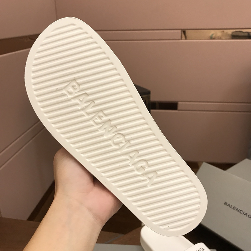 Ba*len*cia*ga  languges pool slides white