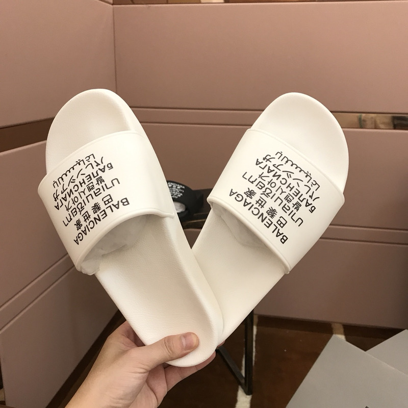 Ba*len*cia*ga  languges pool slides white