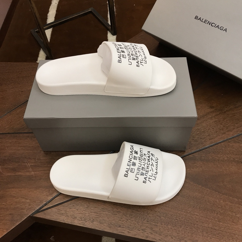 Ba*len*cia*ga  languges pool slides white