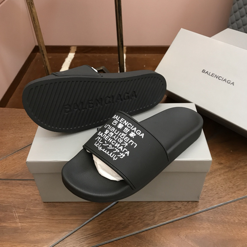 Ba*len*cia*ga languges pool slides black