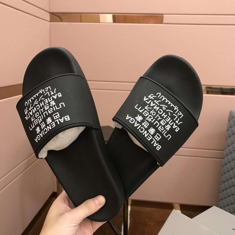 Ba*len*cia*ga languges pool slides black