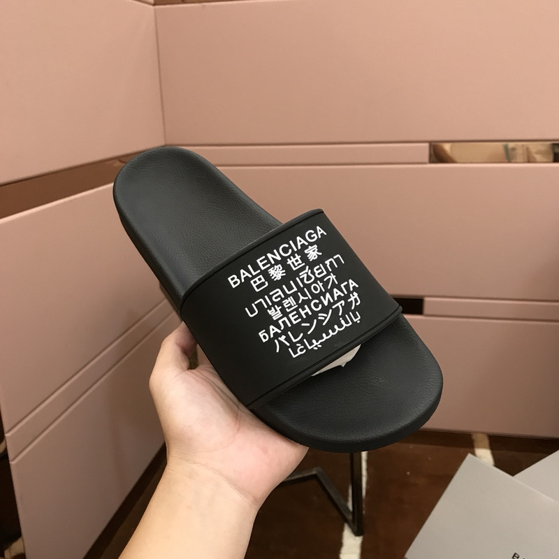 Ba*len*cia*ga languges pool slides black