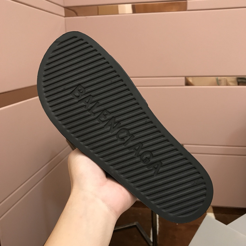 Ba*len*cia*ga languges pool slides black