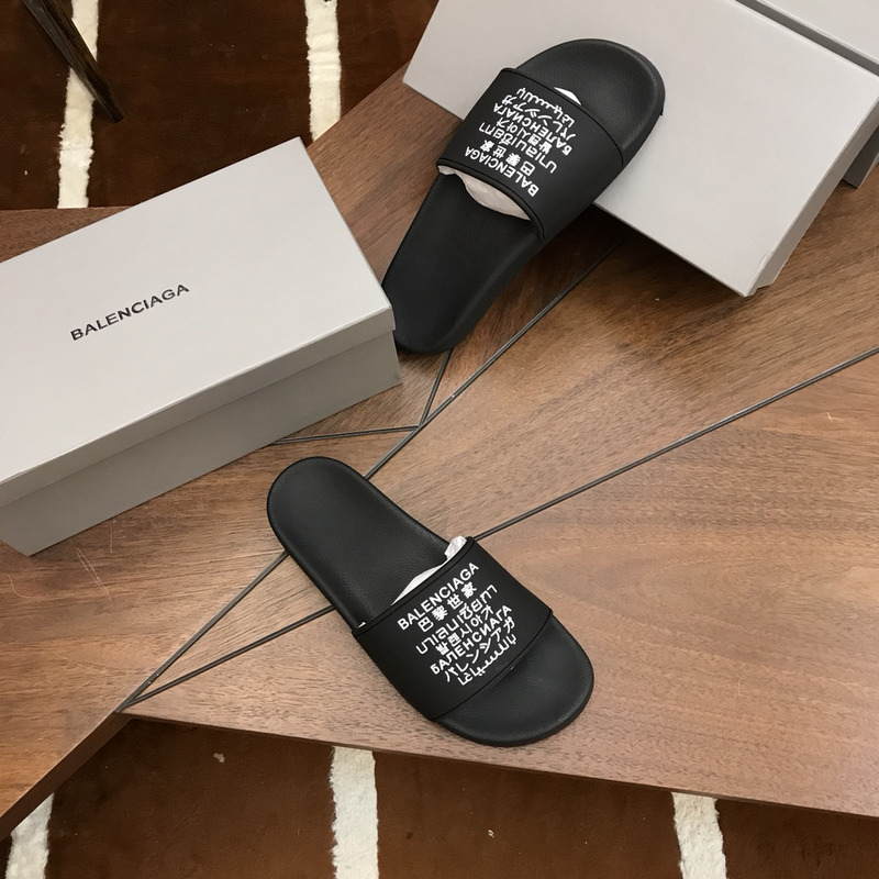 Ba*len*cia*ga languges pool slides black