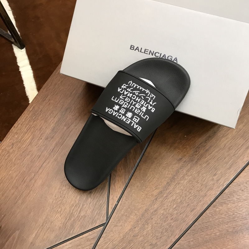 Ba*len*cia*ga languges pool slides black