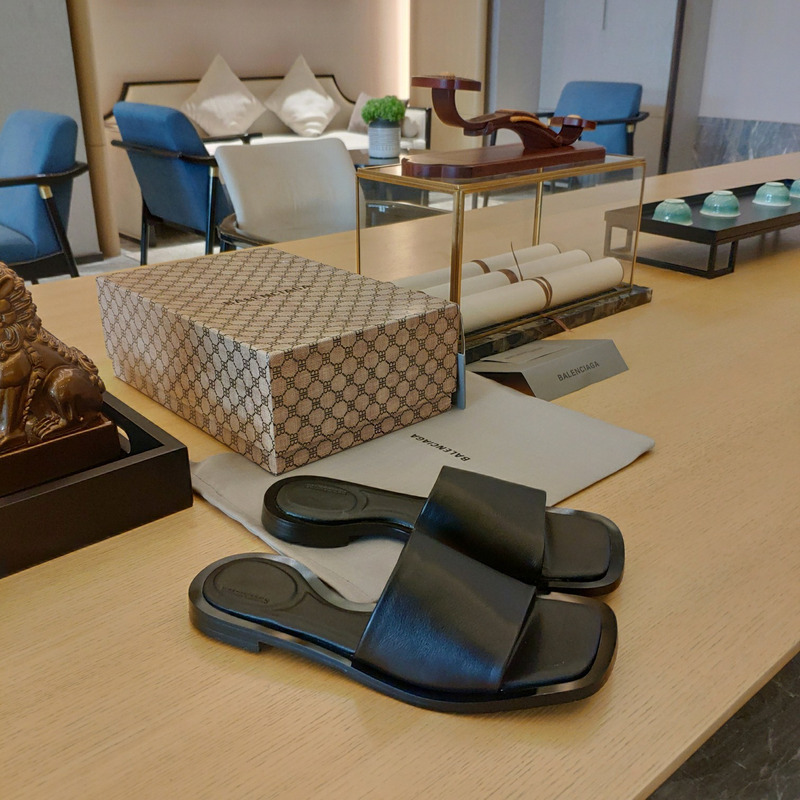 Ba*len*cia*ga ladies flat open toe simple slides black