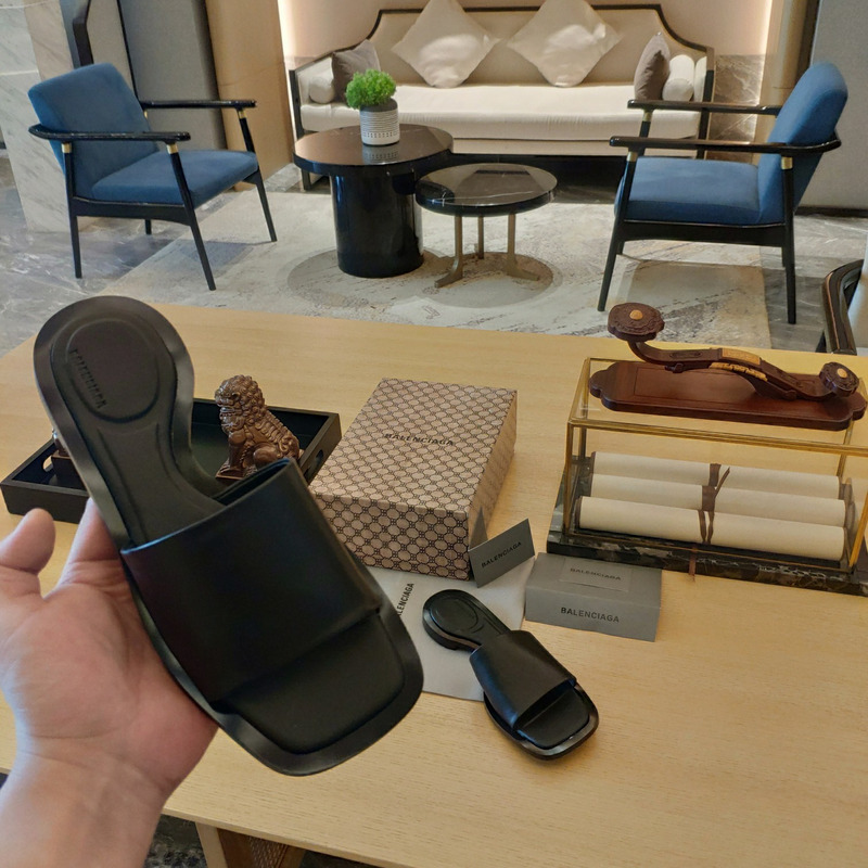 Ba*len*cia*ga ladies flat open toe simple slides black