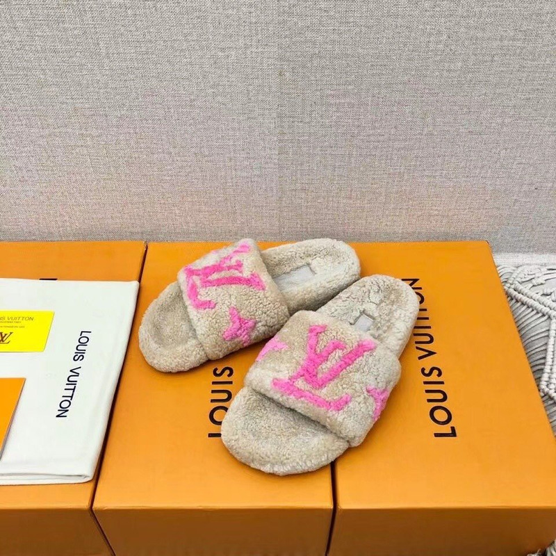 l**is V*t*n magnetic slippers beige
