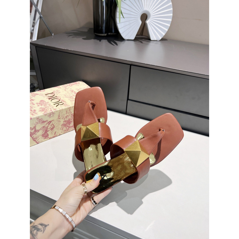 Valentino Garavani Rockstud Flat Sandals in Pink