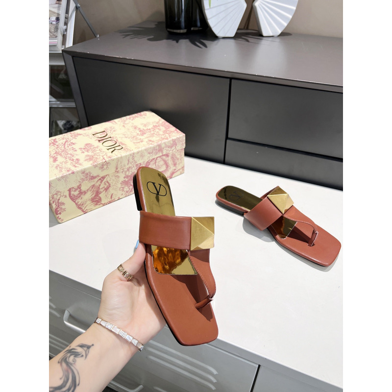 Valentino Garavani Rockstud Flat Sandals in Pink