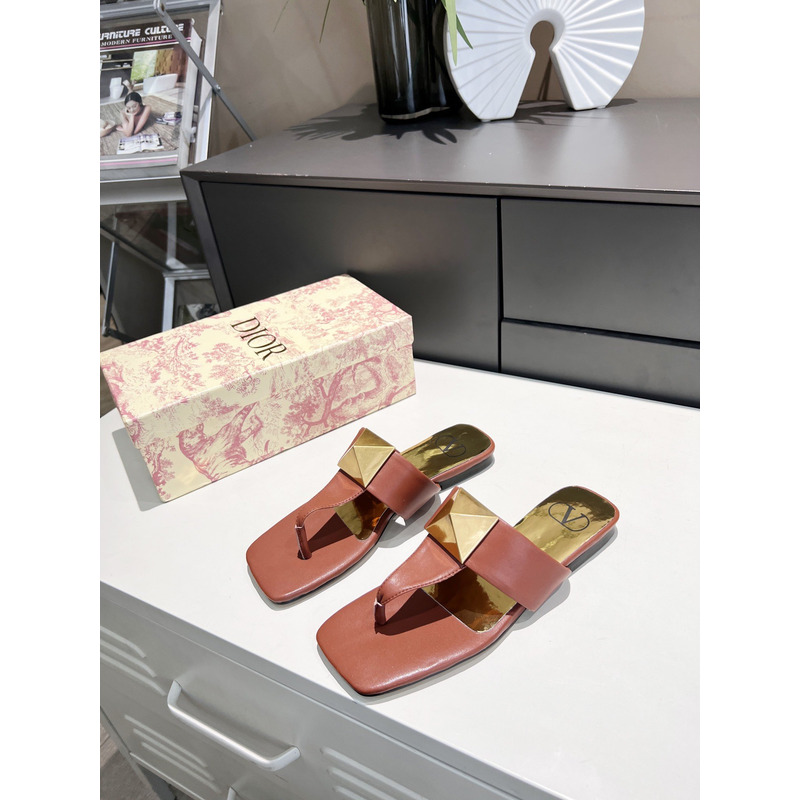 Valentino Garavani Rockstud Flat Sandals in Pink