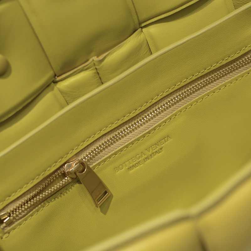 Bo*te*ga ve*ne*ta chain cassette 6688-1 yellow