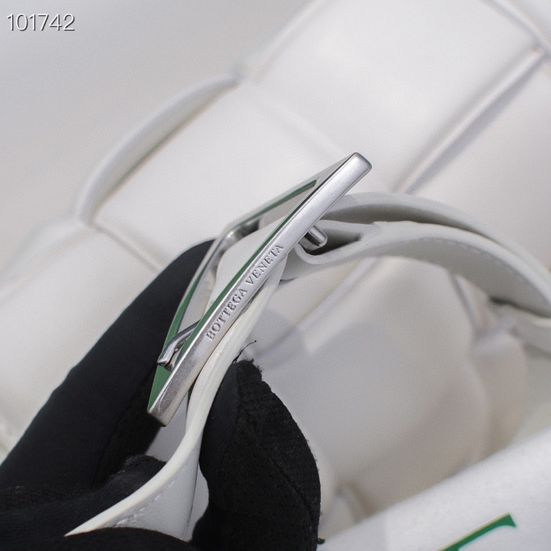 Bo*te*ga ve*ne*ta padded cassette leather shoulder bag white