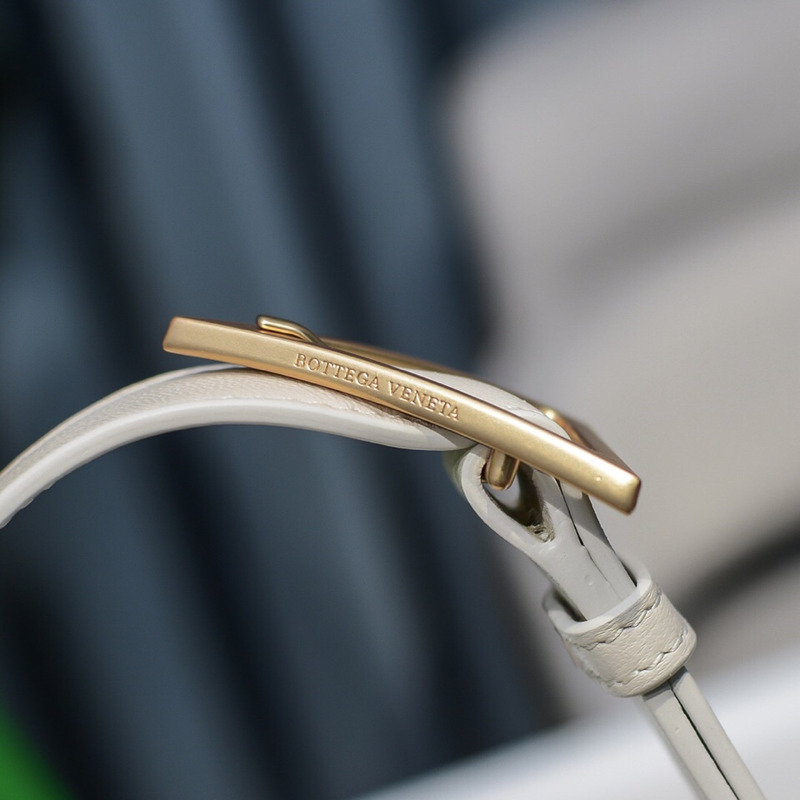 Bo*te*ga ve*ne*ta padded cassette leather shoulder bag white