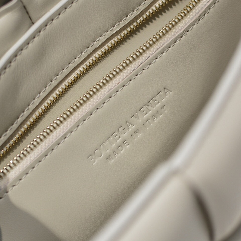 Bo*te*ga ve*ne*ta padded cassette leather shoulder bag white