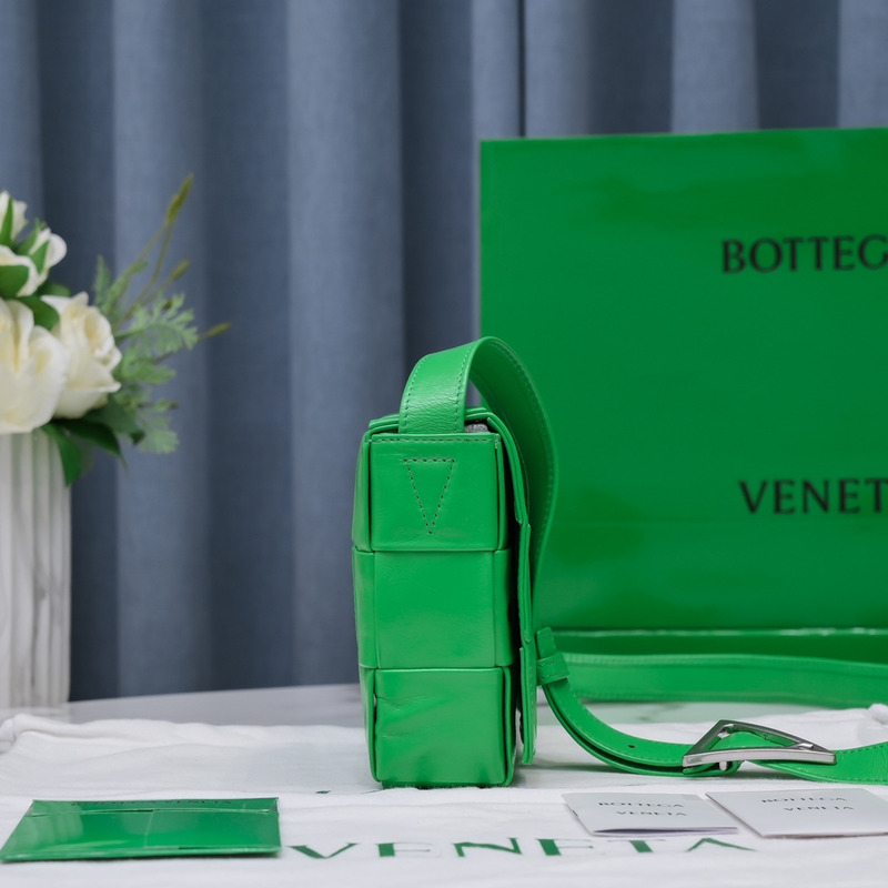 Bo*te*ga ve*ne*ta Bo*te*ga ve*ne*ta intrecciato paper cassette leather shoulder bag green