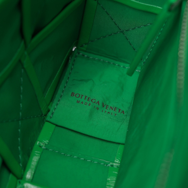 Bo*te*ga ve*ne*ta Bo*te*ga ve*ne*ta intrecciato paper cassette leather shoulder bag green