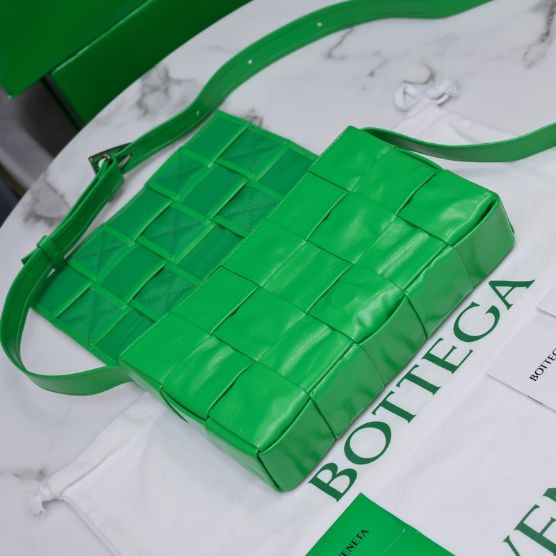 Bo*te*ga ve*ne*ta Bo*te*ga ve*ne*ta intrecciato paper cassette leather shoulder bag green