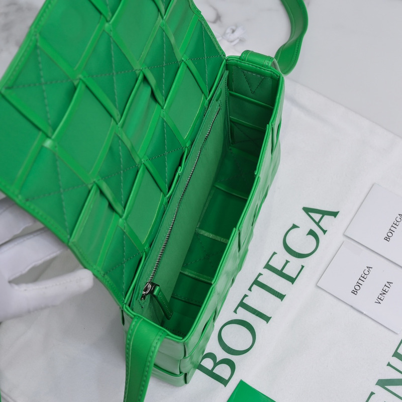 Bo*te*ga ve*ne*ta Bo*te*ga ve*ne*ta intrecciato paper cassette leather shoulder bag green