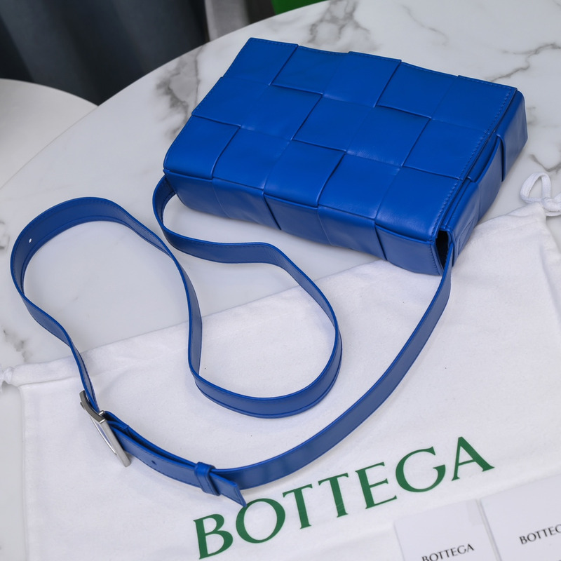 Bo*te*ga ve*ne*ta Bo*te*ga ve*ne*ta intrecciato paper cassette leather shoulder bag blue