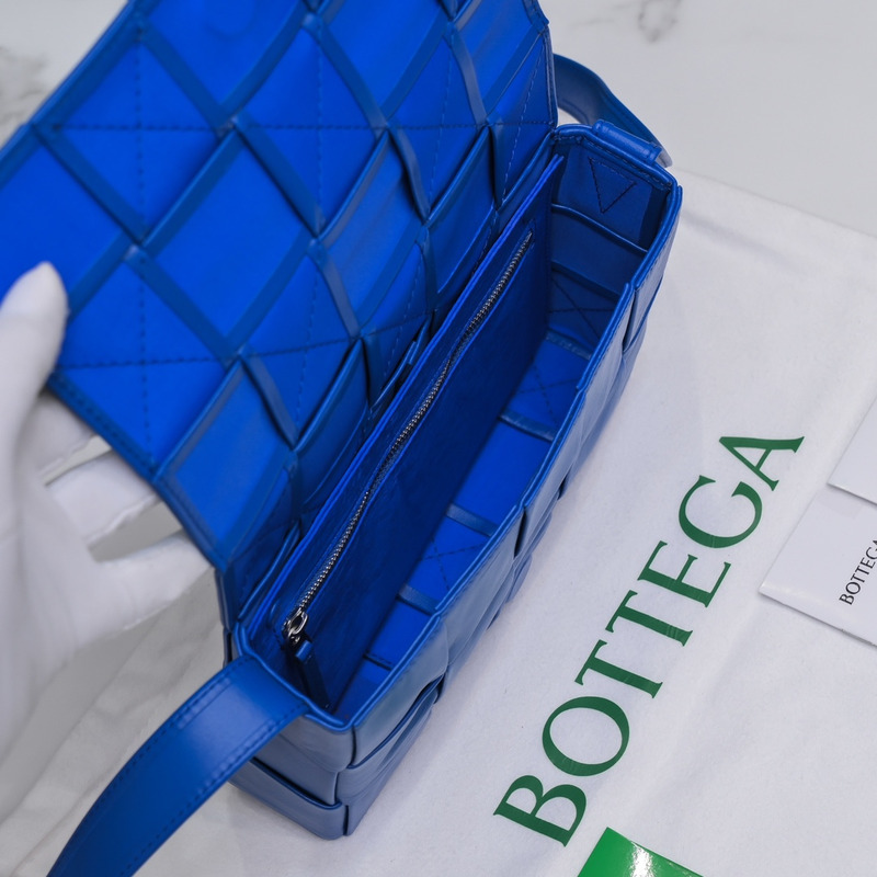 Bo*te*ga ve*ne*ta Bo*te*ga ve*ne*ta intrecciato paper cassette leather shoulder bag blue