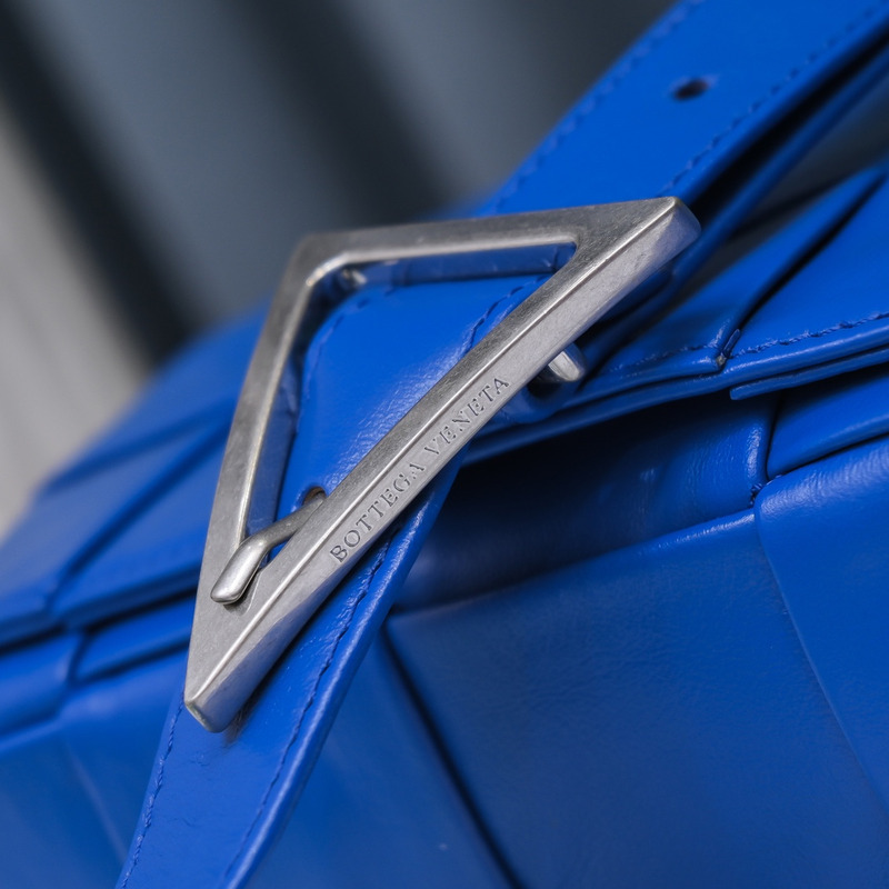 Bo*te*ga ve*ne*ta Bo*te*ga ve*ne*ta intrecciato paper cassette leather shoulder bag blue