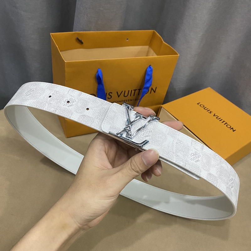 l**is V*t*n white initiales belt