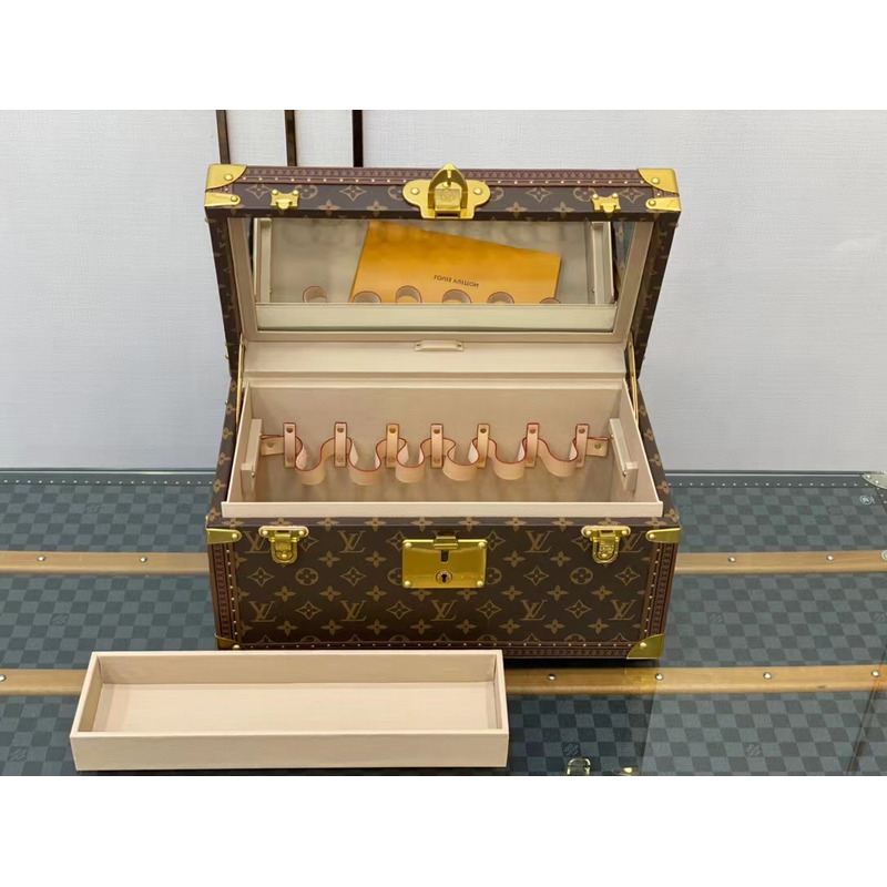 l**is V*t*n case with mirror