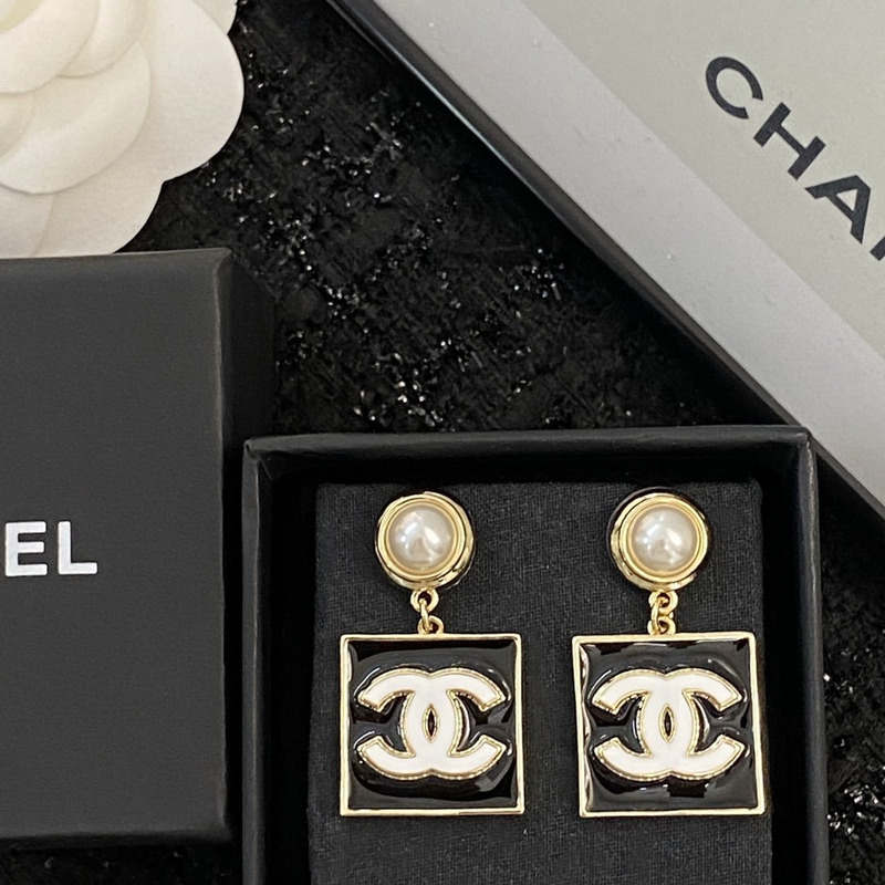 Ch*el 22a cc logo earrings black and white