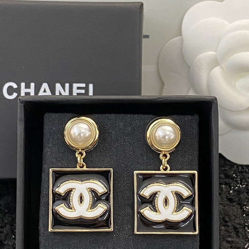 Ch*el 22a cc logo earrings black and white