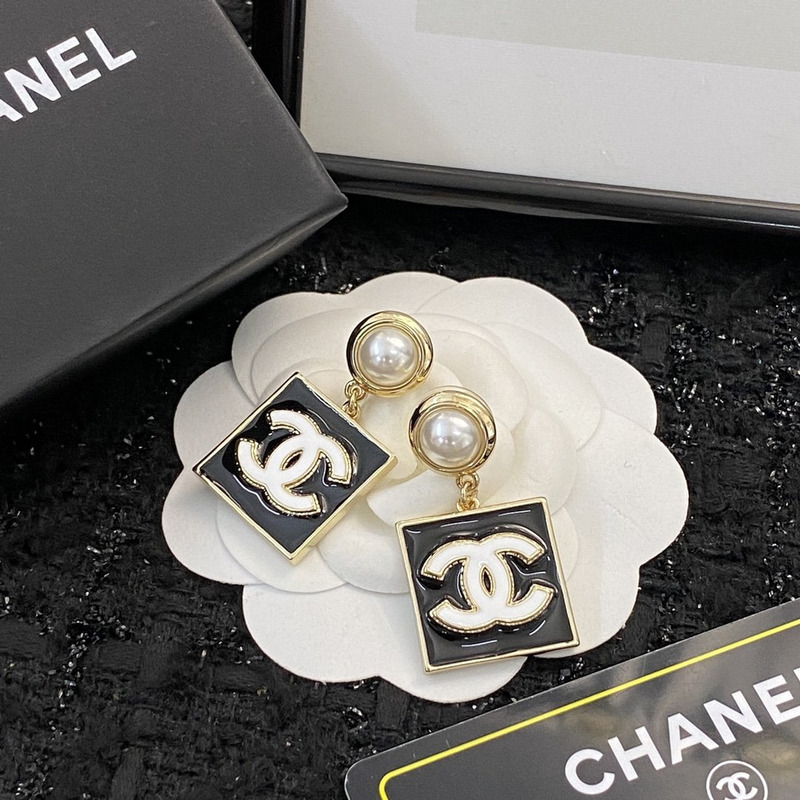 Ch*el 22a cc logo earrings black and white