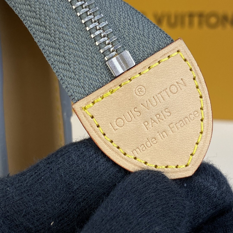 l**is V*t*n trunk pouch monogram mirror coated canvas