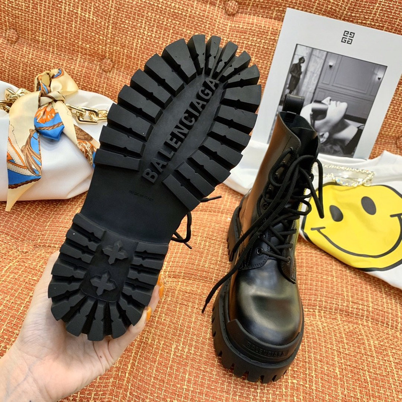 Ba*len*cia*ga wmns strike lace-up martin boots black