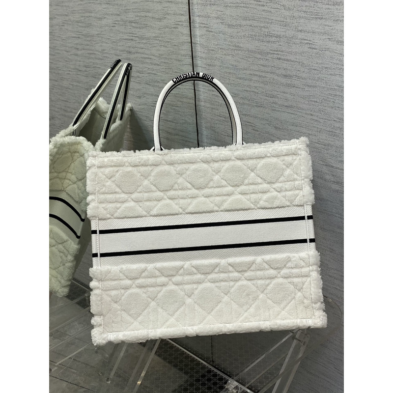 D*or large book tote bag cannage shearling latte