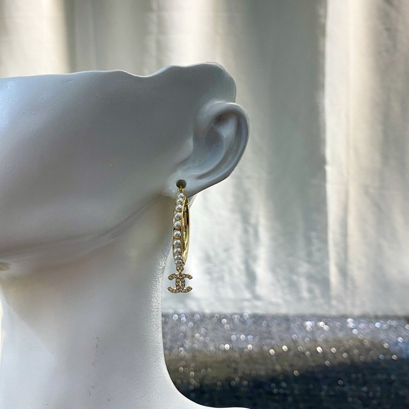 Ch*el pearl stud in rose gold