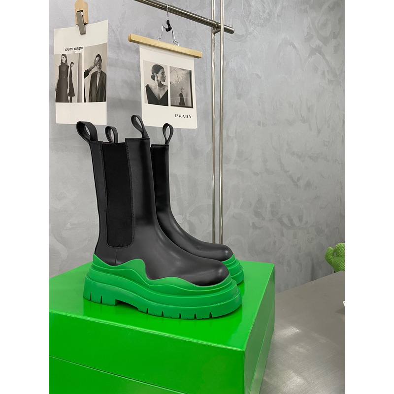 Bo*te*ga ve*ne*ta tire chelsea boot in black and grass