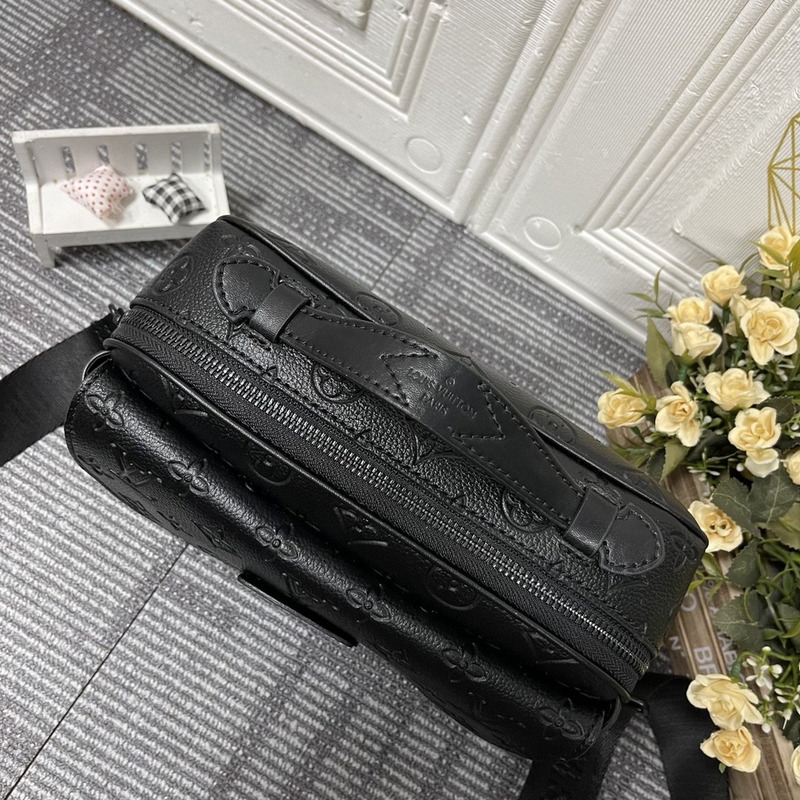 l**is V*t*n s lock messenger bag monogram black