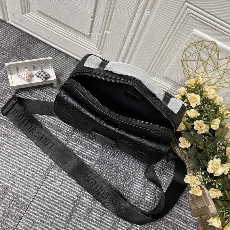 l**is V*t*n s lock messenger bag monogram black