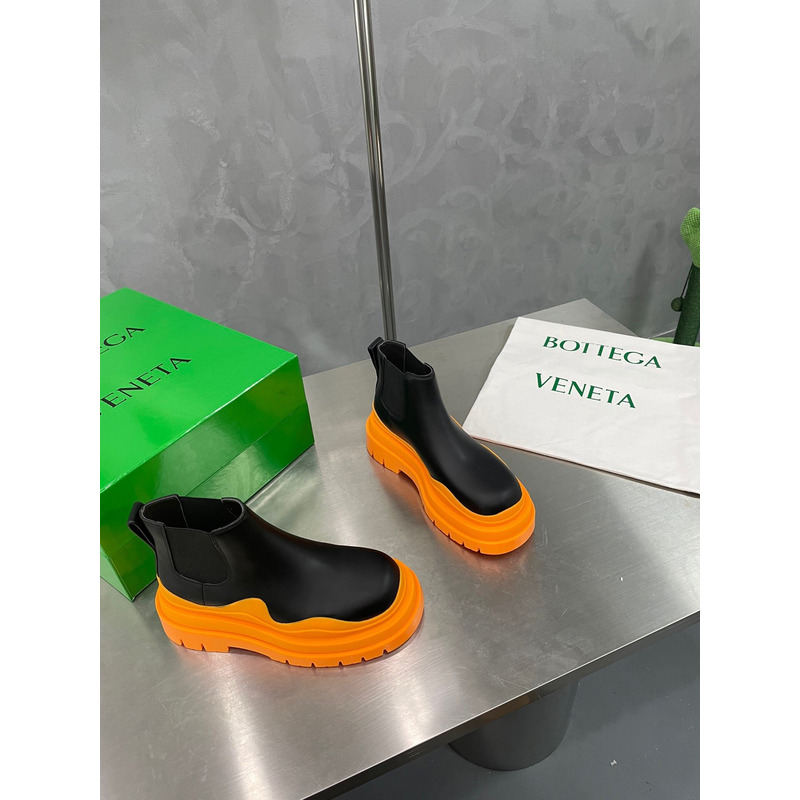 Bo*te*ga ve*ne*ta tire ankle chelsea boot in black and tangerine