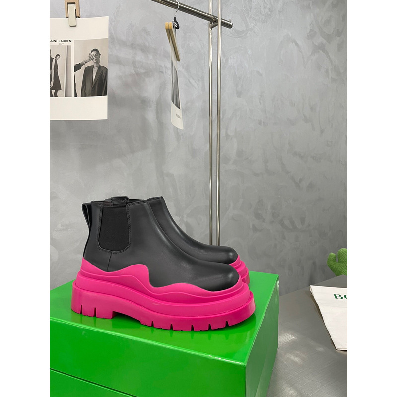 Bo*te*ga ve*ne*ta tire ankle chelsea boot in black and hollyhock