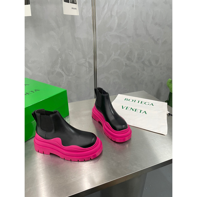 Bo*te*ga ve*ne*ta tire ankle chelsea boot in black and hollyhock