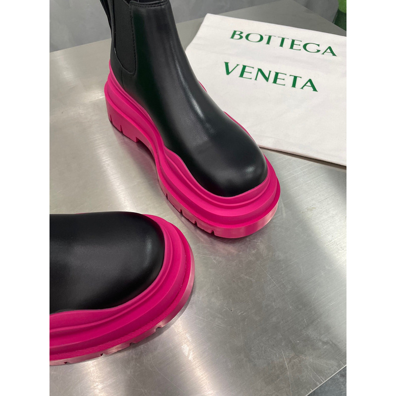 Bo*te*ga ve*ne*ta tire ankle chelsea boot in black and hollyhock