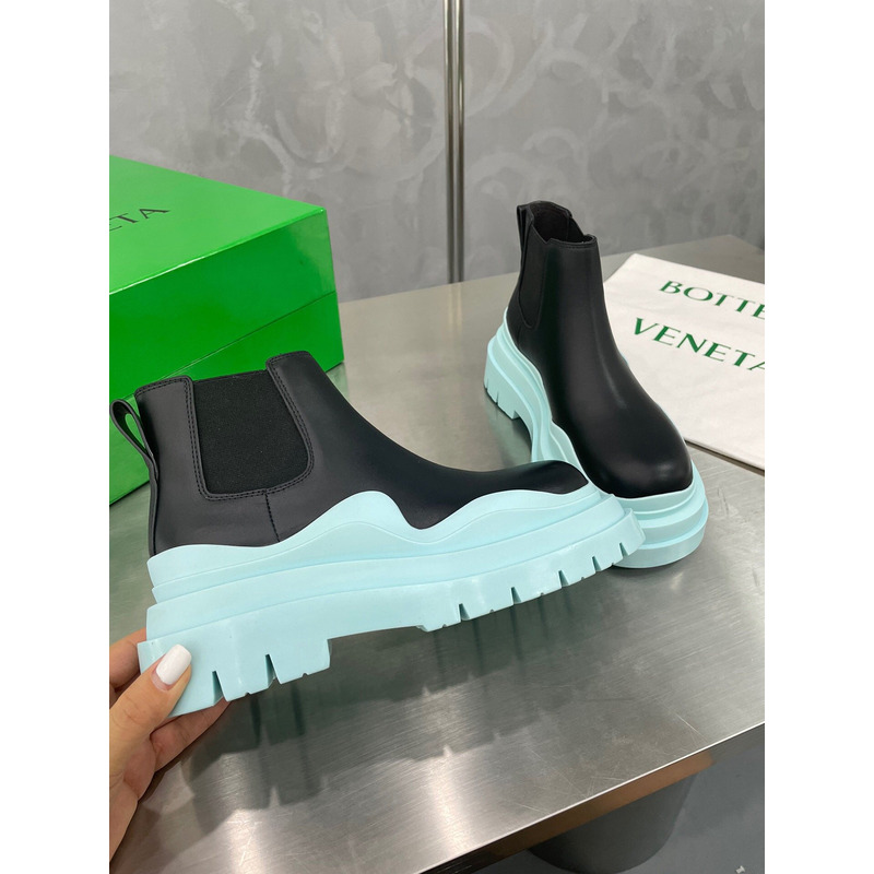 Bo*te*ga ve*ne*ta tire ankle chelsea boot in black and pale blue